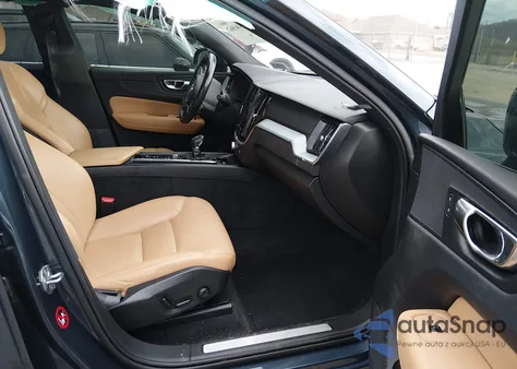 2018 Volvo Xc60 T5 Momentum from USA, damaged, VIN YV4102RK3J1065583